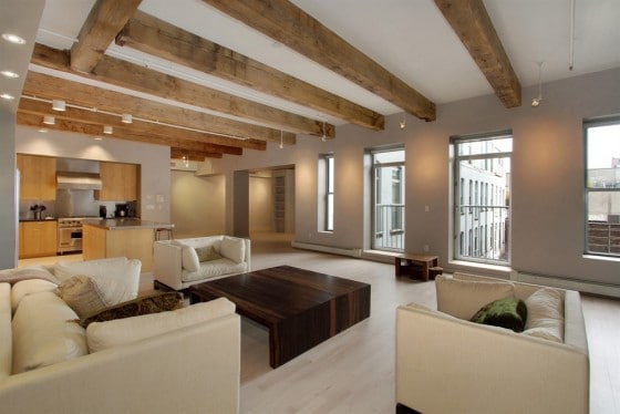 Diseño de apartamento minimalista con techo de madera