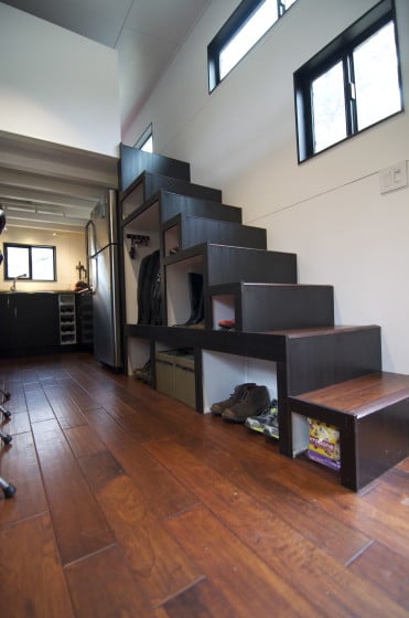 Diseño de escalera modular en casa muy pequeña