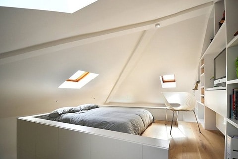 Dormitorio de mini apartamento arriba de módulo