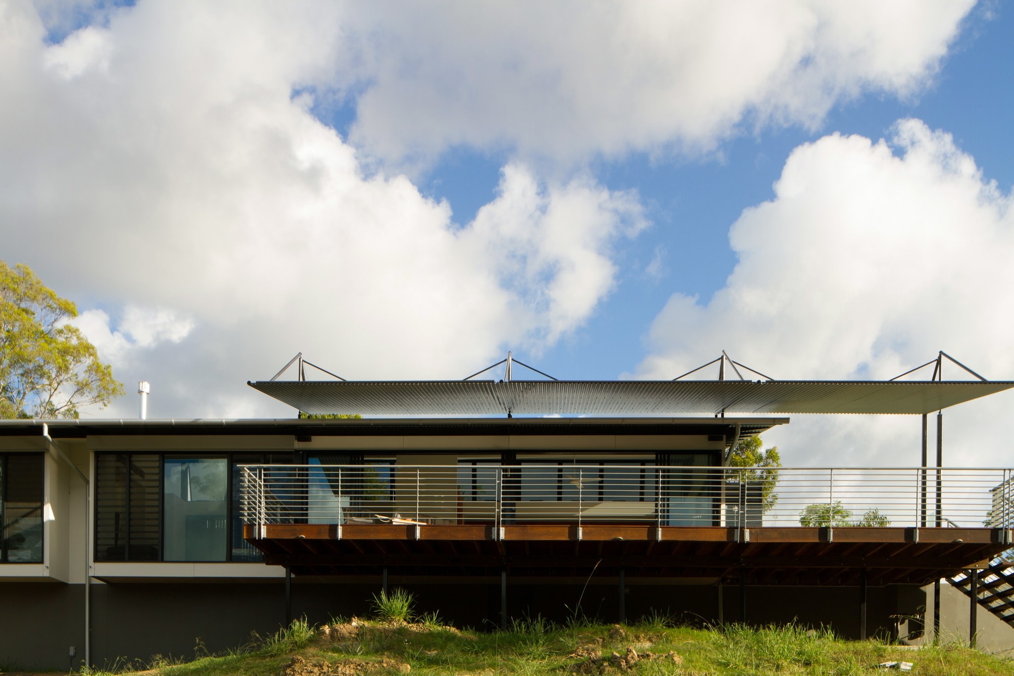 Diseño de casa moderna en terreno largo y angosto - CONSTRUYE HOGAR