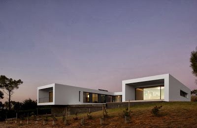 Diseño de casa moderna en forma de U frente al mar
