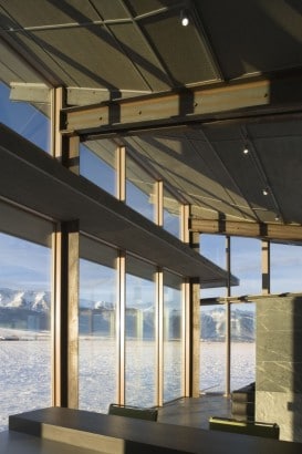 Diseño de moderna casa pequeña con grandes ventanas