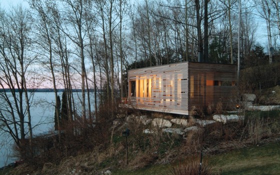 Diseño de casa pequeña de madera con listones de madera