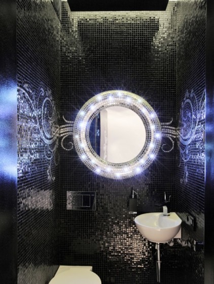 Diseño de cuarto de baño con azulejos negros