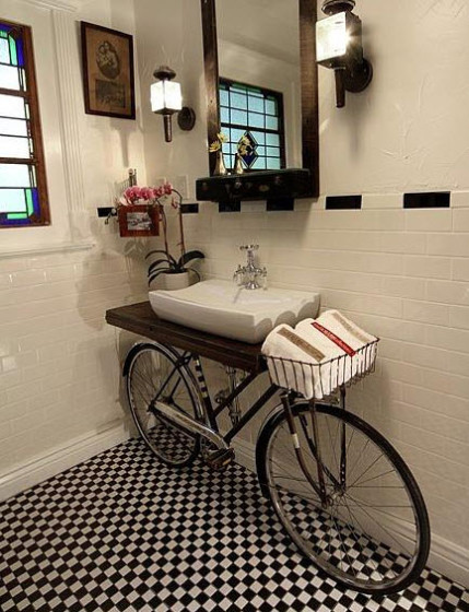 Diseño de cuarto de baño original con base de bicicleta
