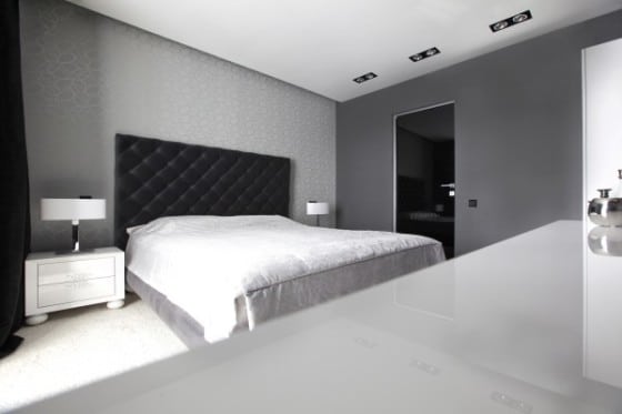 Diseño de dormitorio blanco y negro