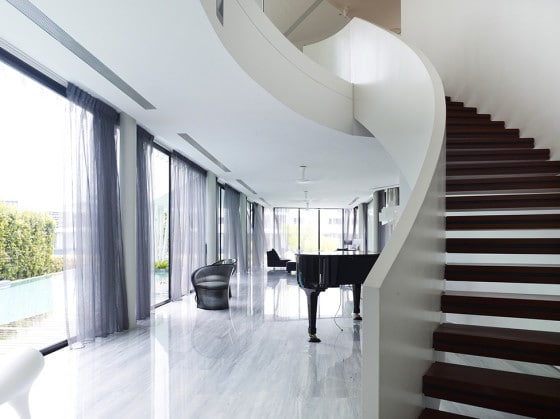 Diseño de escaleras modernas ovaladas