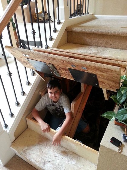 Escondite debajo de la escalera en casa