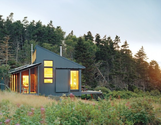Casa pequeña de campo, diseño autosustentable y un material de recubrimiento para larga duración