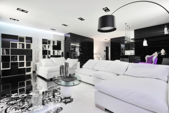 Muebles color blanco con paredes negras