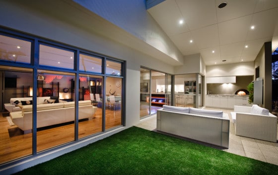 Moderna casa de dos plantas con diseño interior que inspira