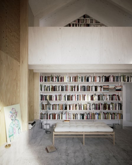 Diseño de biblioteca en casa enchapada de madera