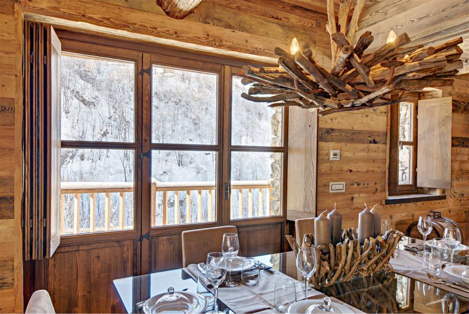 Diseño de interiores rústico uso de madera y piedra | Construye Hogar