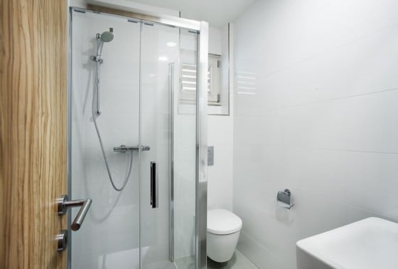 Diseño de cuarto de baño completo de color blanco 