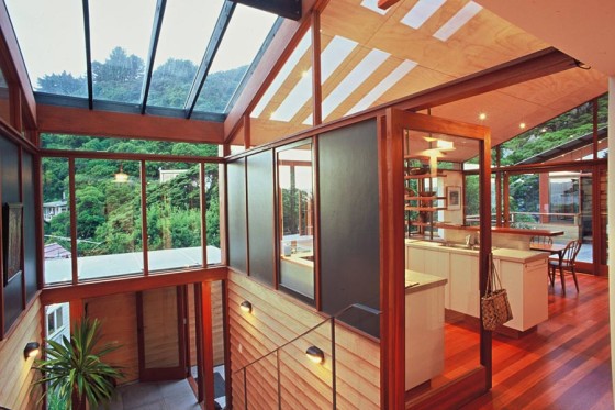 Diseño de interiores de casa en la montaña con techos calados