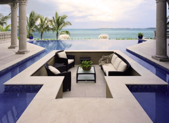 Diseño de terraza original dentro de una piscina