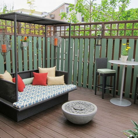 Diseño de terraza pequeña con cerco y mueble cubierto 