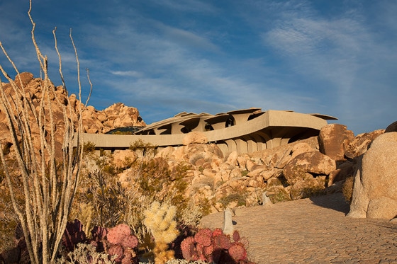Fachada de casa orgánica se mimetiza en el entorno del desierto