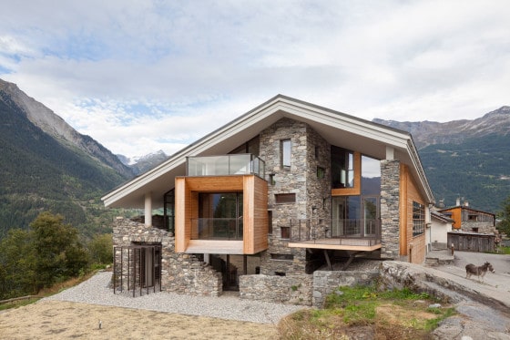 Diseño de casa moderna en la montaña, fachada de madera y piedra la integran al entorno rural