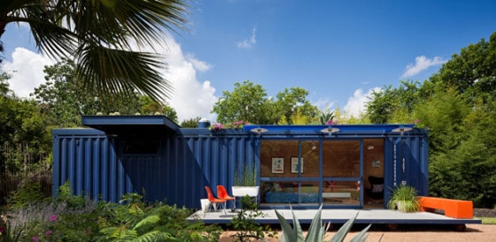 Diseño de casa pequeña hecha de contenedor reciclado, interesante decoración minimalista y techo jardín