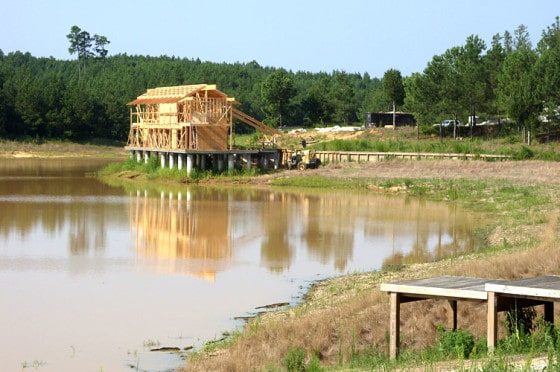 Construcción de casa de madera sobre el lago