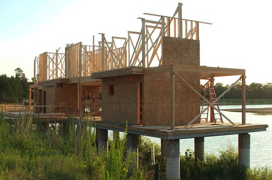 Construcción de casa de madera sobre pilotes