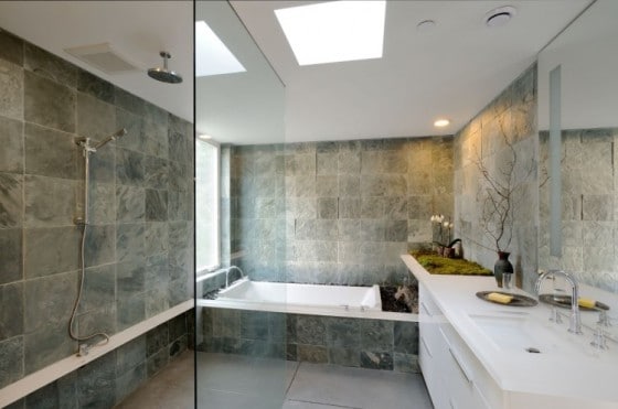 Diseño de cuarto de baño con piedra y sanitarios blancos