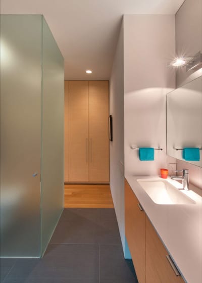 Diseño de cuarto de baño en casa de forma triangular