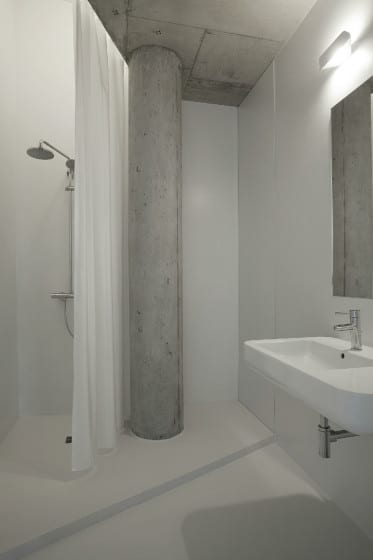 Diseño de cuarto de baño irregular vista del lavatorio y ducha