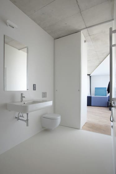 Diseño de cuarto de baño irregular en colorblanco