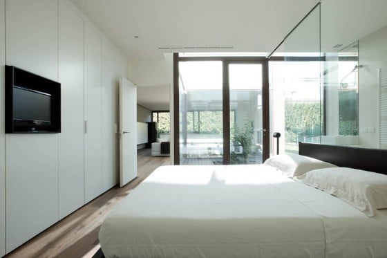 Diseño del dormitorio con grandes ventanas