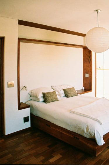 Diseño de cama empotrada a la pared del dormitorio