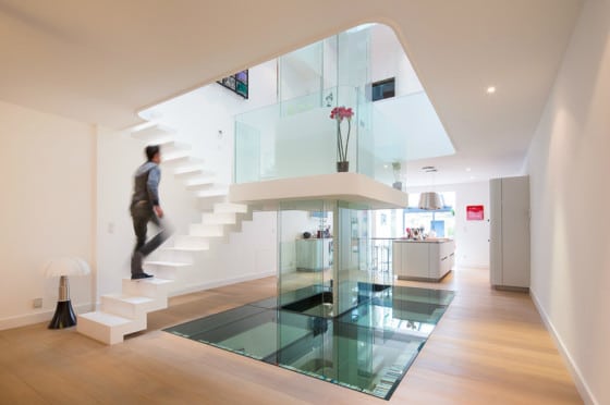 Diseño de interiores de casa moderna con fuente de iluminación desde el centro de la vivienda
