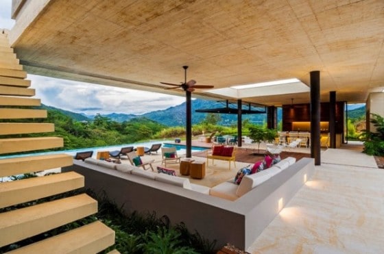 Diseño de interiores de sala grande de casa de campo 