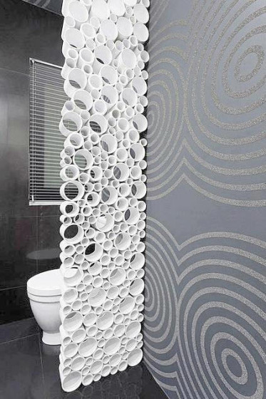 Diseño original de cuarto de baño con tubos de PVC