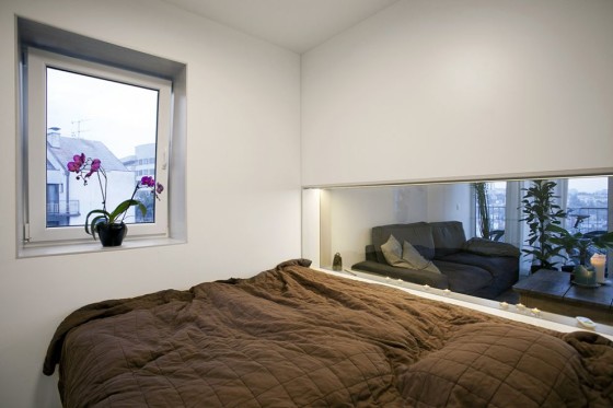 Dormitorio de apartamento pequeño con vista a la sala