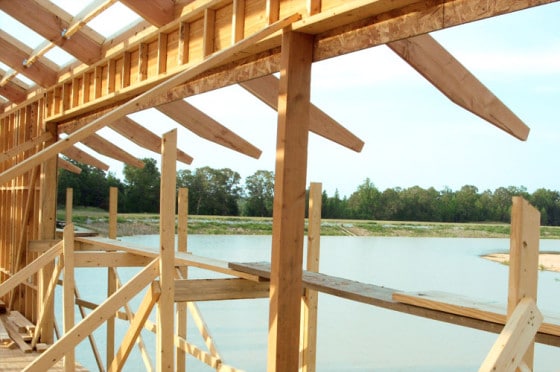 Estructura de madera de vivienda sobre lago