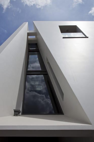 Diseño de abertura en fachada de casa moderna