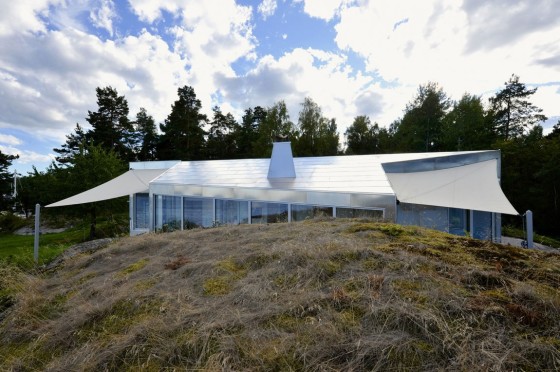 Diseño de casa de aluminio con techos inclinados