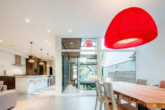 Diseño de interiores de cocina comedor moderno con lámpara roja
