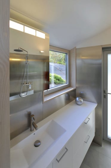 Diseño de cuarto de baño con paredes de metal