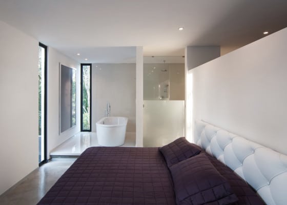 Diseño de dormitorio principal con baño y tina