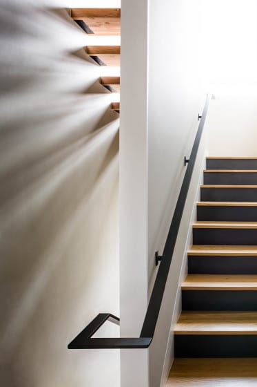Diseño de escaleras divididas por una pared