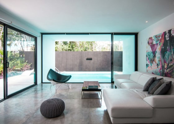 Diseño de interiores de sala minimalista con sillones y muebles