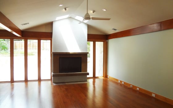 Diseño de interiores de sala pequeña con pisos de madera y chimenea