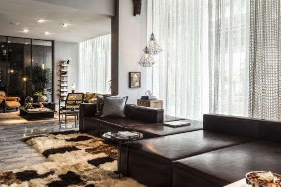 Diseño de sofás negros en sala apartamento