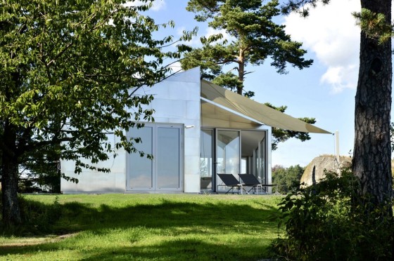 Diseño de moderna casa de metal de un piso, fachada e interiores luminosos