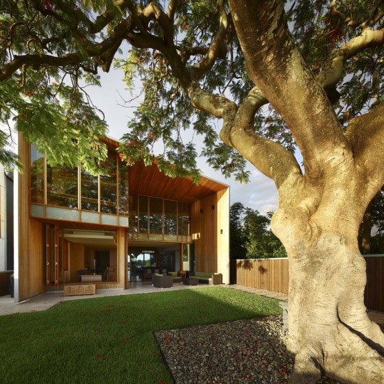 Diseño de casa moderna de dos plantas, fachada e interiores con un interesante trabajo en madera