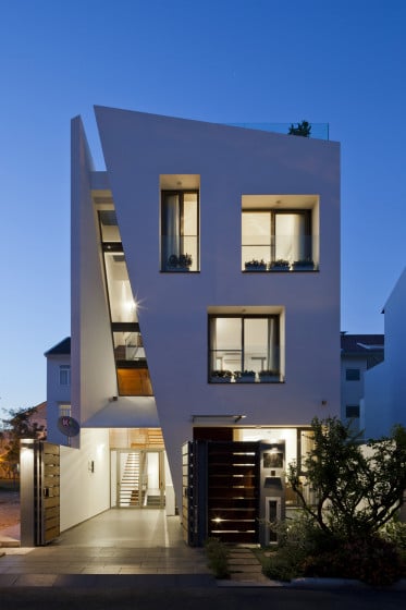 Diseño de casa moderna de tres pisos, fachada destaca del resto de viviendas vecinas