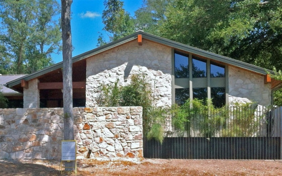 Fachada de piedra casa rural con techo a dos aguas